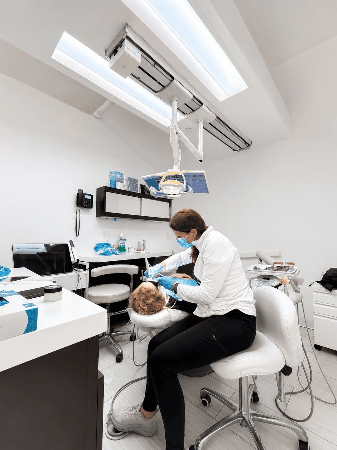 Primera visita dental de un niño pequeño en Tribeca Dental Studio, Tribeca, NYC - amigable, suave y sin miedo