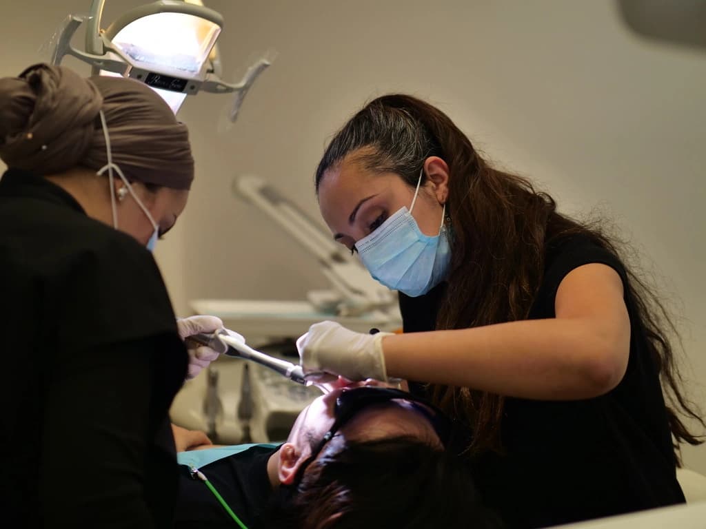 زراعة الأسنان لـ Meatpacking District NYC — ترميم زرعة طبيعي المظهر في Tribeca Dental Studio